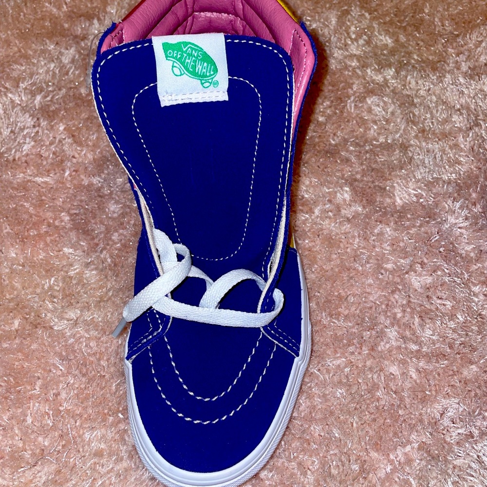 These 90’s like vans are very cute and stylish